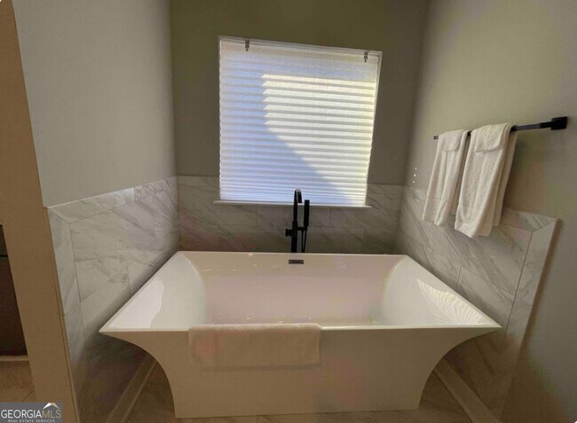 Building Photo - 2668 Memorial Dr SE