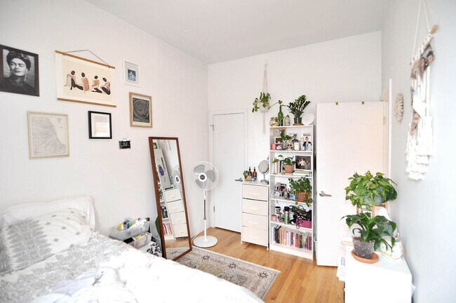 Building Photo - Wicker Park Large Sunny 3 Bed. In-Unit Laundry, FREE Fast Internet. Central Heat & A/C, Hardwood ...
