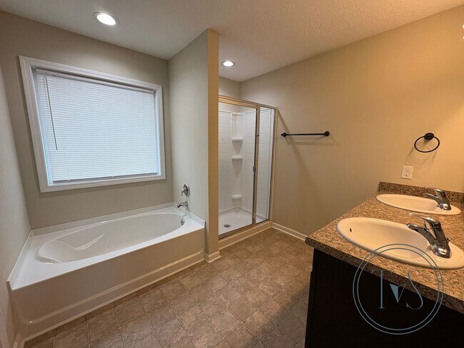 Building Photo - RATE DROP ALERT! (was $2400/month)
