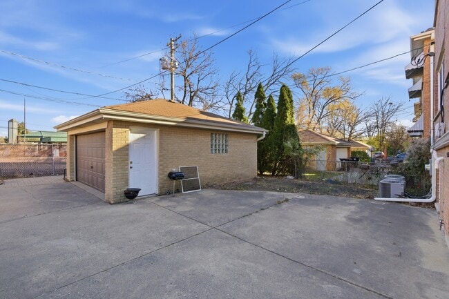 Building Photo - 1215 Balmoral Ave