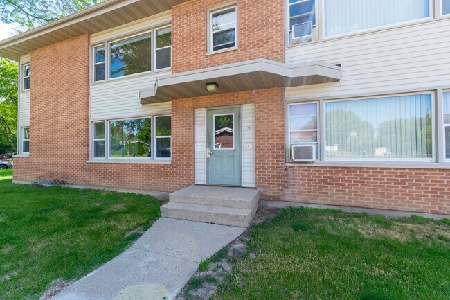 Building Photo - 2113 Lake Point Dr