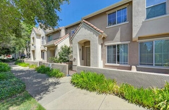 Building Photo - 105 Esplanade Cir