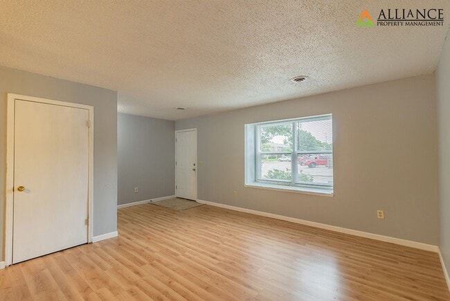 Building Photo - Recently Updated!