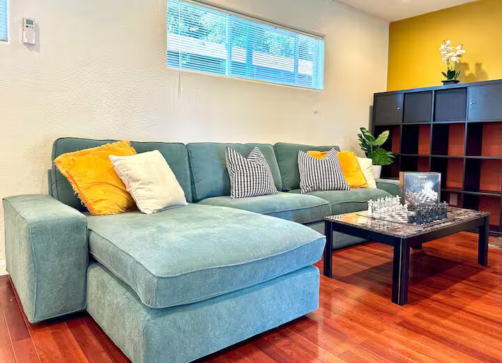 Sitting Area - 2302 Oakwood Dr