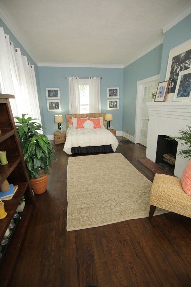 Building Photo - Awesome 4BD/3BA in prime Uptown! Remodeled w/ HGTV! Avail. May 1st!