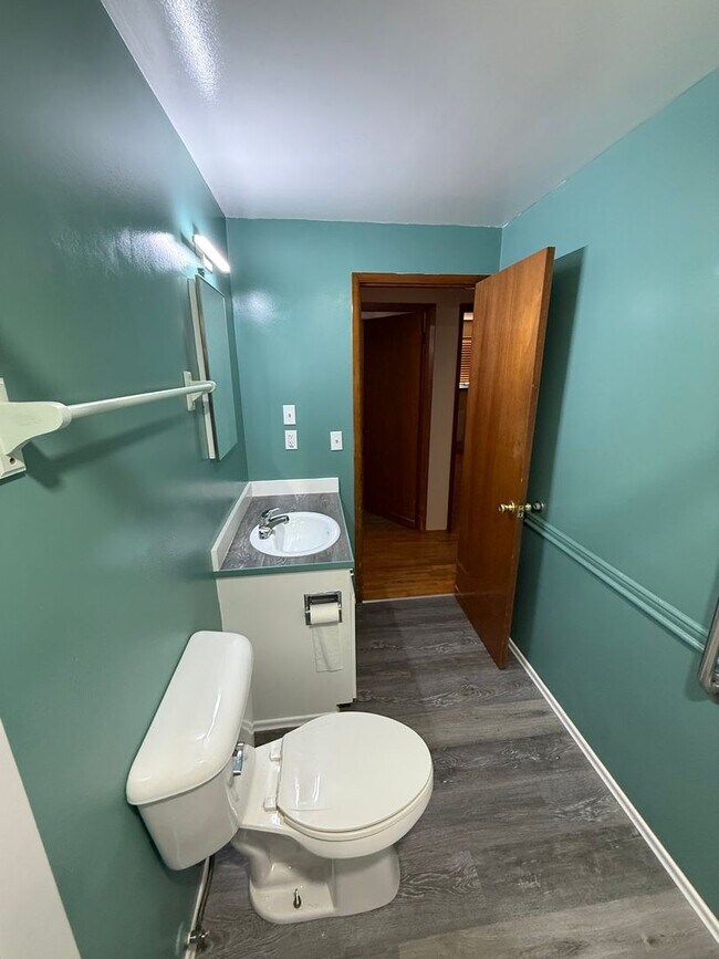 Building Photo - 3 Bed, 1 Bath Single Level Home For Rent in Port Townsend!
