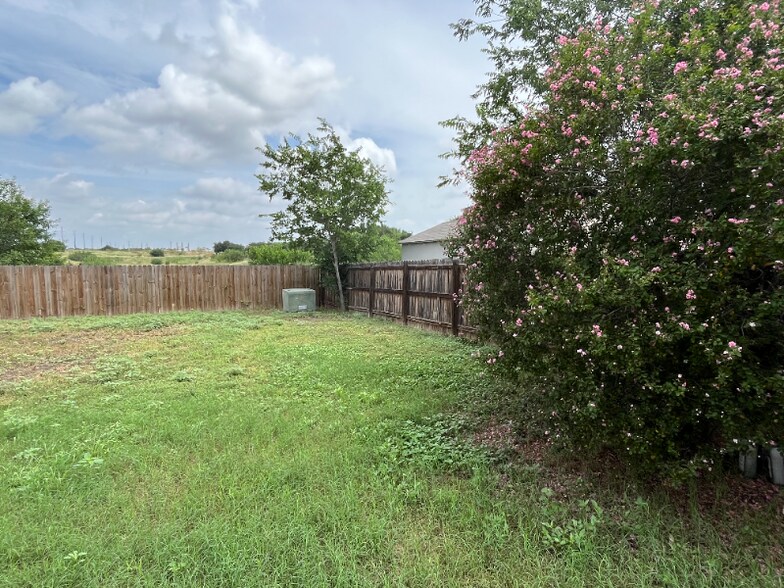 Building Photo - 551 Bridle Ridge