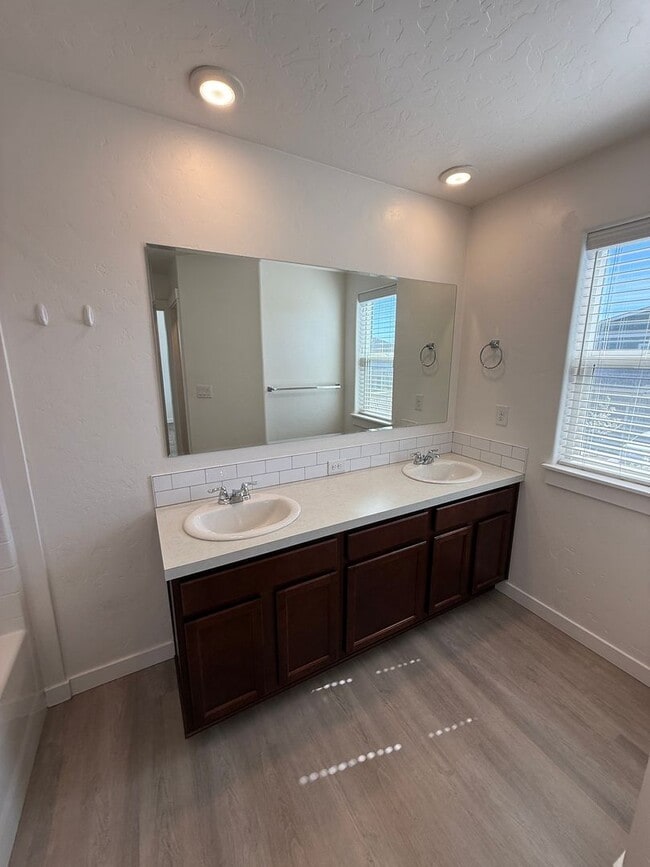 Building Photo - Available Now- Beautiful Nampa Townhome