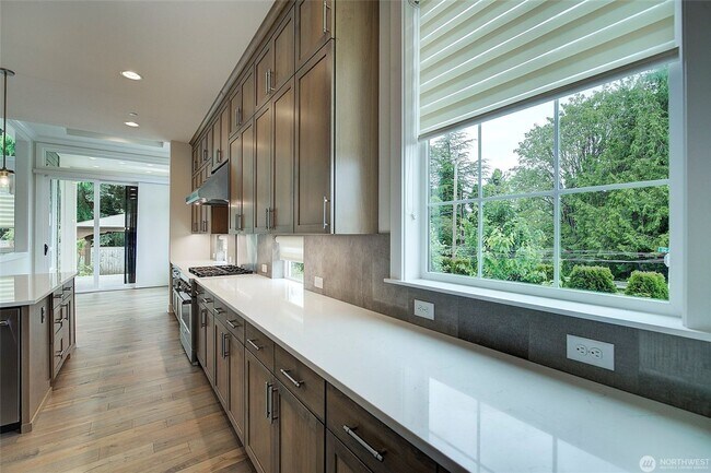 Building Photo - 5Bd/4Ba Bellevue House