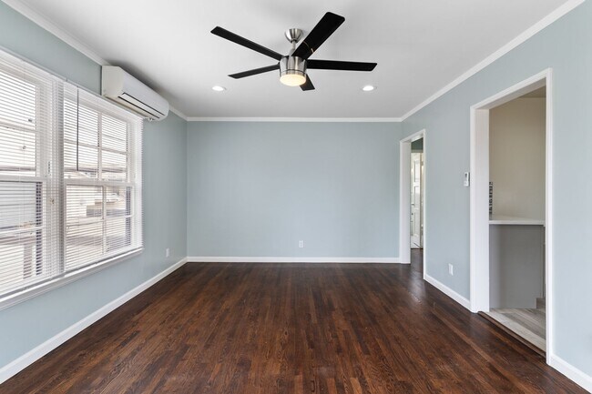 Interior Photo - 2104 E Florida St