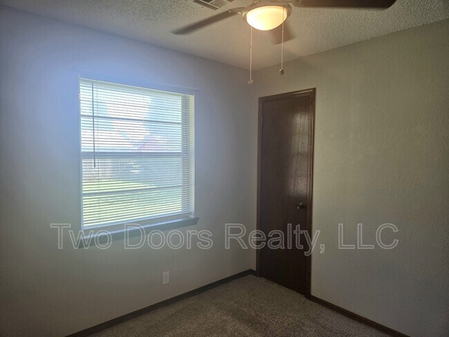 Building Photo - 663 W Perry Dr