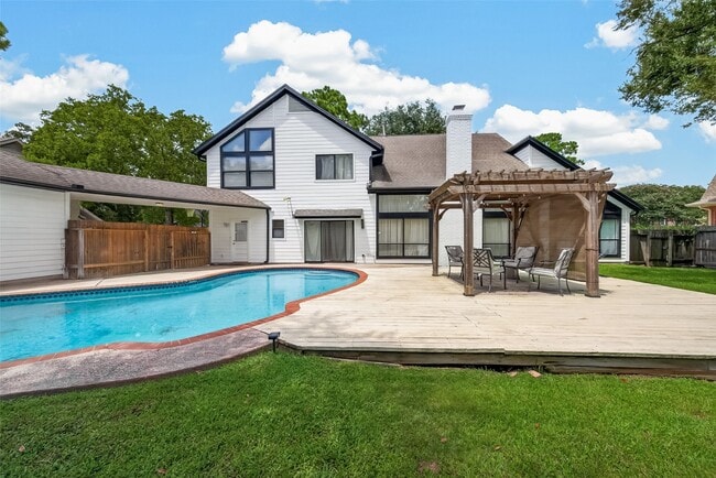 Building Photo - 15714 Sylvan Lake Dr
