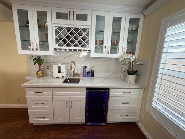 Building Photo - Fully Furnished 5 bedroom home