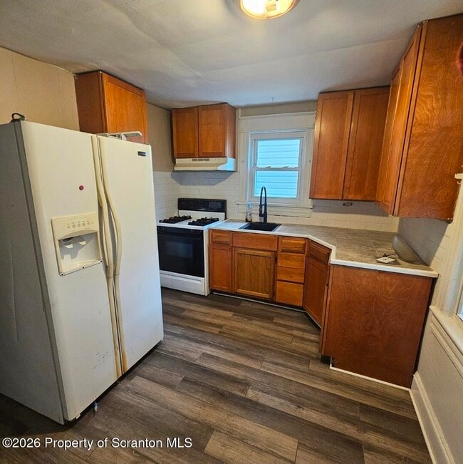 Building Photo - 609 S Valley Ave