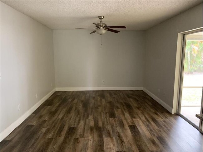 Building Photo - 998 SW N Globe Ave