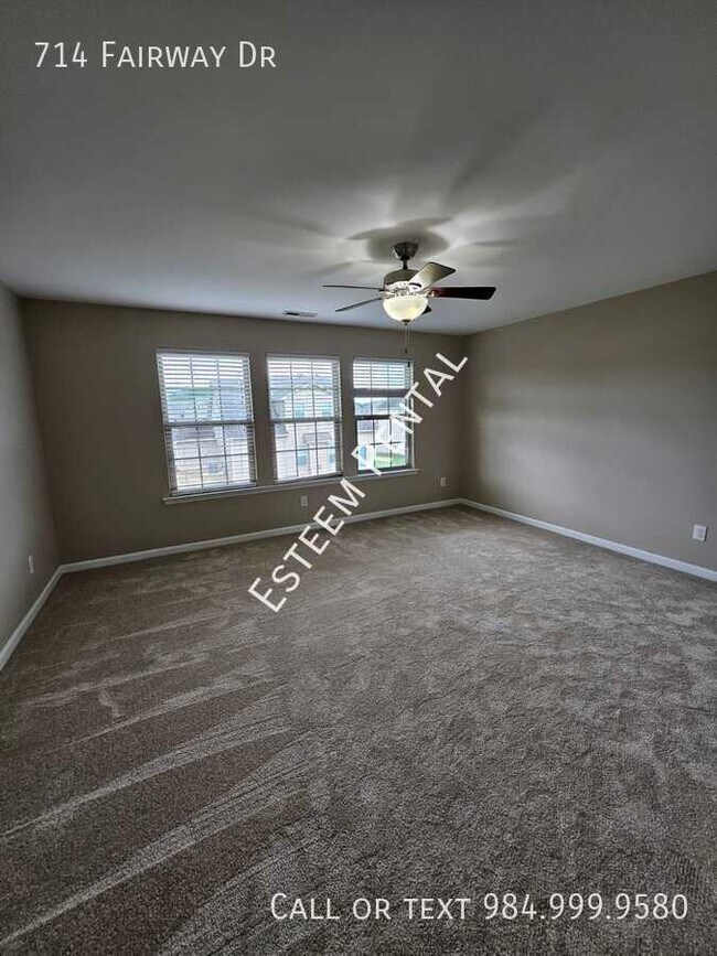 Building Photo - 714 Fairway Dr