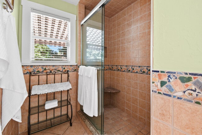 Building Photo - 194 Almeria Rd