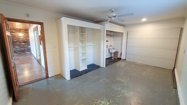 Building Photo - 3 Bed 2 Bath House With Spacious Family Ro...