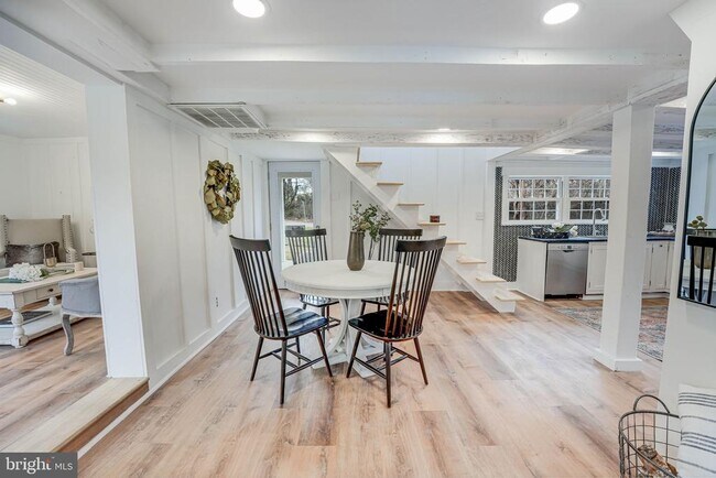 Building Photo - 102 N Rogers St