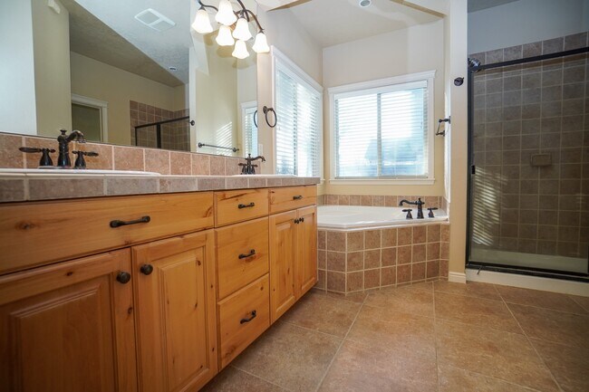 Building Photo - 2319 E Challis St