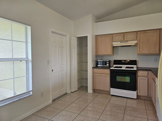 Building Photo - 13345 Pinyon Dr