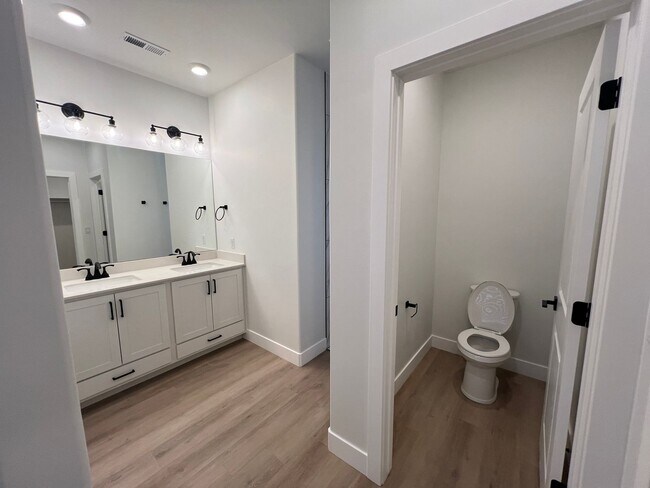 Building Photo - 702 Cedar Hl Dr