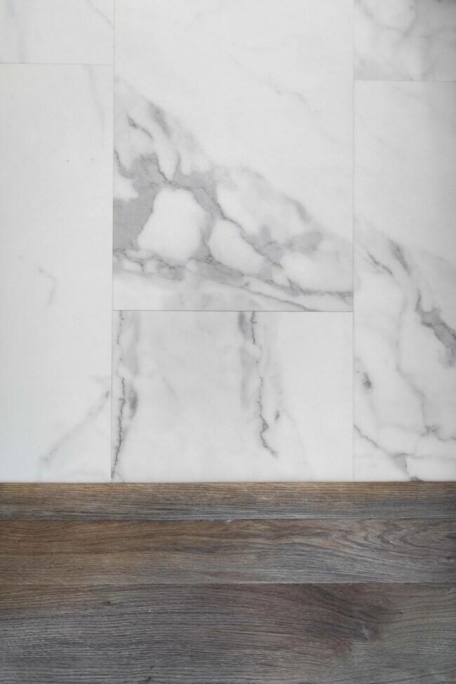 Building Photo - 617 E Chestnut St