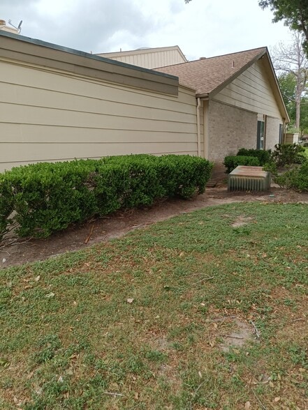 This is a beautiful property that's newly renovated. It's in a great location in the Houston oil cor - 2932 Meadowgrass Ln