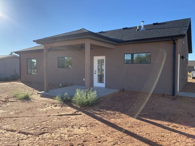 Building Photo - 742 W Vance Dr