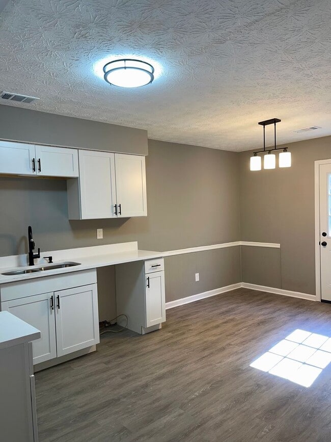 Building Photo - Totally Remodeled 2 Bed/1.5 Bath Ranch Style Duplex in a Quiet but Convenient Neighborhood!