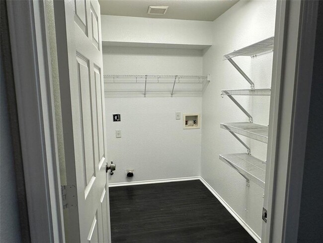 Building Photo - 1600 McDowell Bend