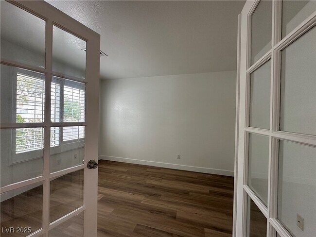 Building Photo - 2424 Shady Vista Dr