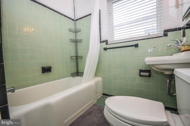 Building Photo - 3313 W Coquelin Terrace