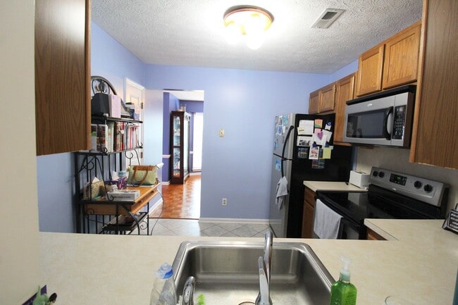 Building Photo - Charming 3-Bedroom Townhome for Rent with ...