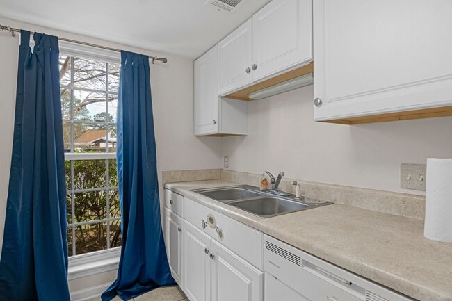 Building Photo - AVAILABLE NOW!  2 BED 2.5 BATH TOWNHOME