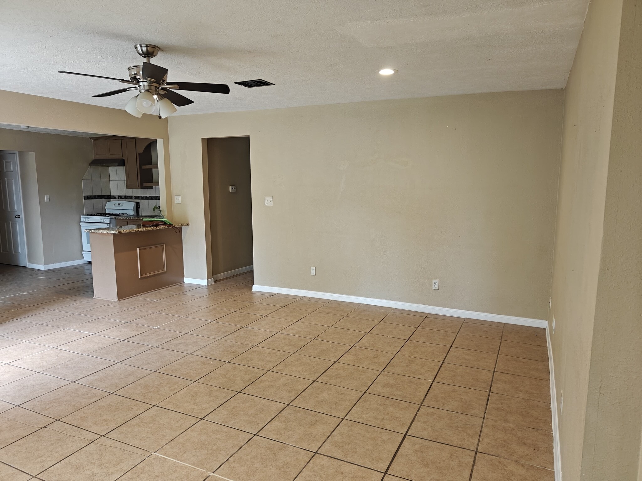 Building Photo - 2115 Raspberry Ln