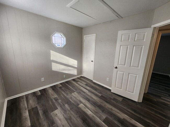 Building Photo - Updated 3 bedroom 1.5 bath home in Valley Station with a garage!