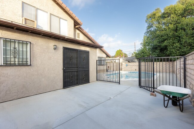 Building Photo - Large 5bd Home in Northridge with Pool!