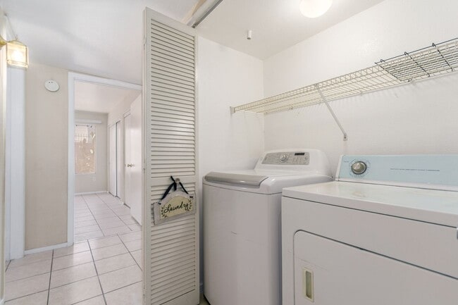 Building Photo - First Floor Condo 2-Bedrooms 2-Bathrooms!