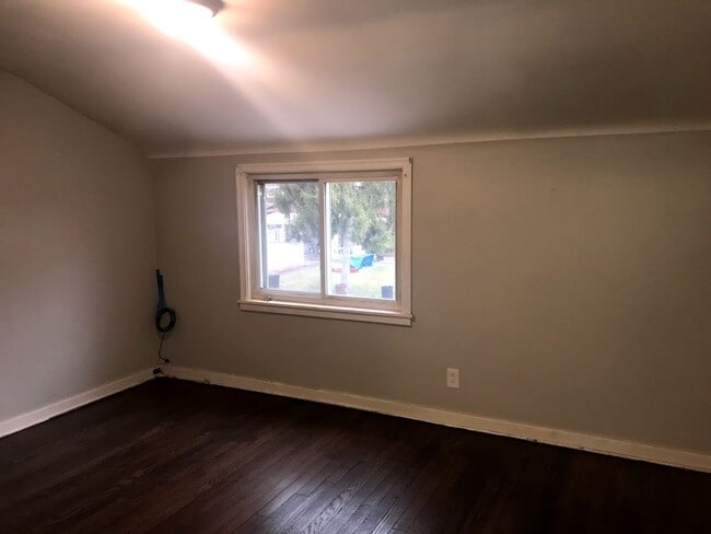 Building Photo - 2 Bedroom / 1 Bath Townhome + Garage -- Be...
