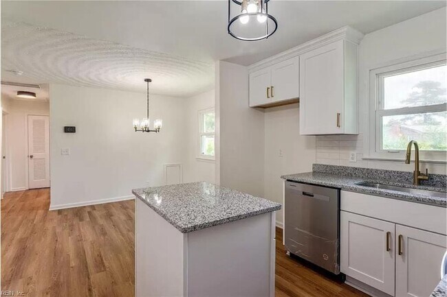 Building Photo - 1613 Loren Cres