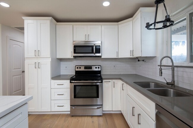 Building Photo - GORGEOUS Remodeled and Upgraded Beautiful ...