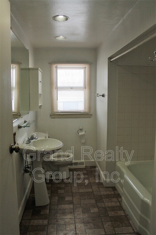 Building Photo - 880 Ferndale St