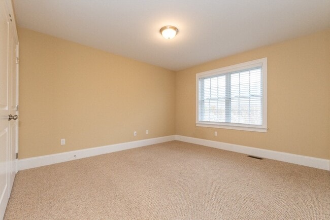 Building Photo - 15 Hialeah Ln