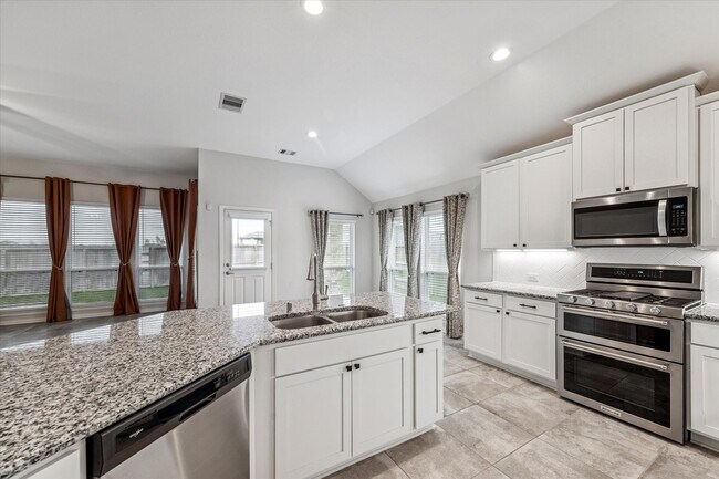 Building Photo - 142 Dina Ln