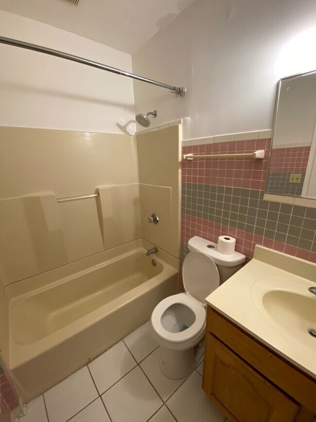 Building Photo - 5 Bed/3 Bath UC Rental Located on McMillan...