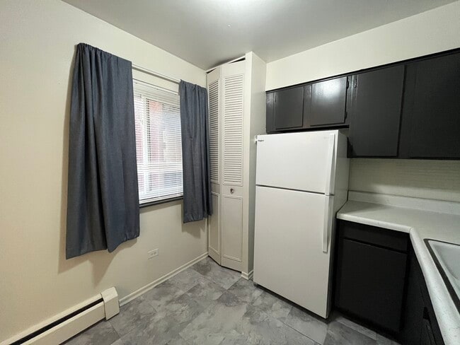 Building Photo - 736 W Buena Ave