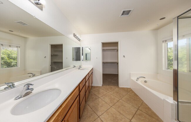 Building Photo - Spacious 3-bedroom with a Loft in Mission ...