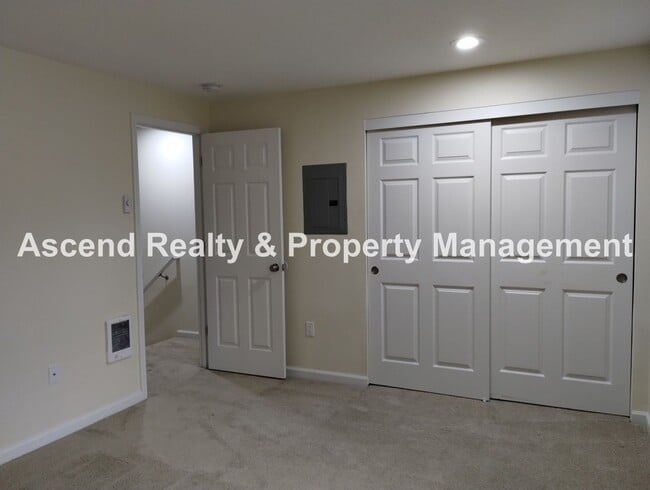 Building Photo - Price Reduced! Beautifully Updated 2 Level...