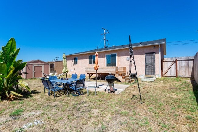 Building Photo - Traditional Home with Large Backyard!